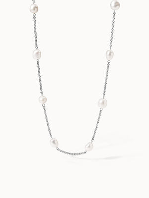 PURELEI Malahi Kette aus nickelfreiem Silber mit feinen Süßwasserperlen, elegant und zeitlos minimalistisch.