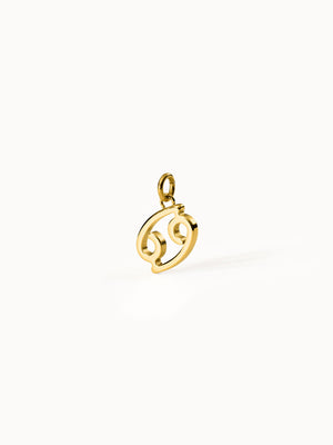 Krebs Zodiac Charm aus vergoldetem Edelstahl, fein gearbeitet, minimalistisch und elegant im weißen Studiohintergrund, PURELEI