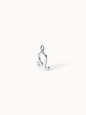 Löwe Zodiac Charm aus nickelfreiem Silber, filigran und elegant, vor hellem, cleanem Hintergrund von PURELEI.