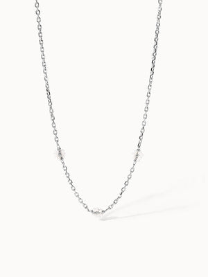 Silberne Kette mit zarten Perlen-Details von PURELEI, elegant und feminin.