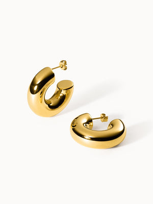 Goldene Creolen mit glänzender Oberfläche von PURELEI, elegant und modern.