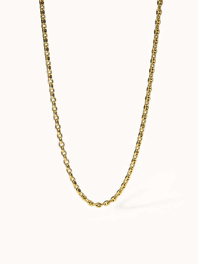 PURELEI Atlas Kette in 18K Gold, klare Schiffsankerform, elegant minimalistisch vor hellem, cleanem Hintergrund.