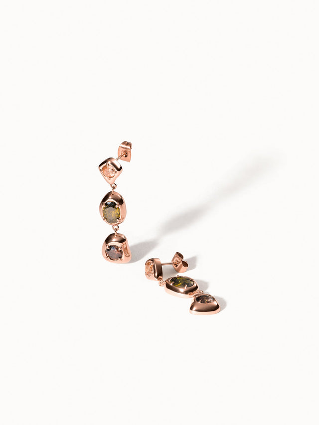 Sentir les boucles d'oreilles en or