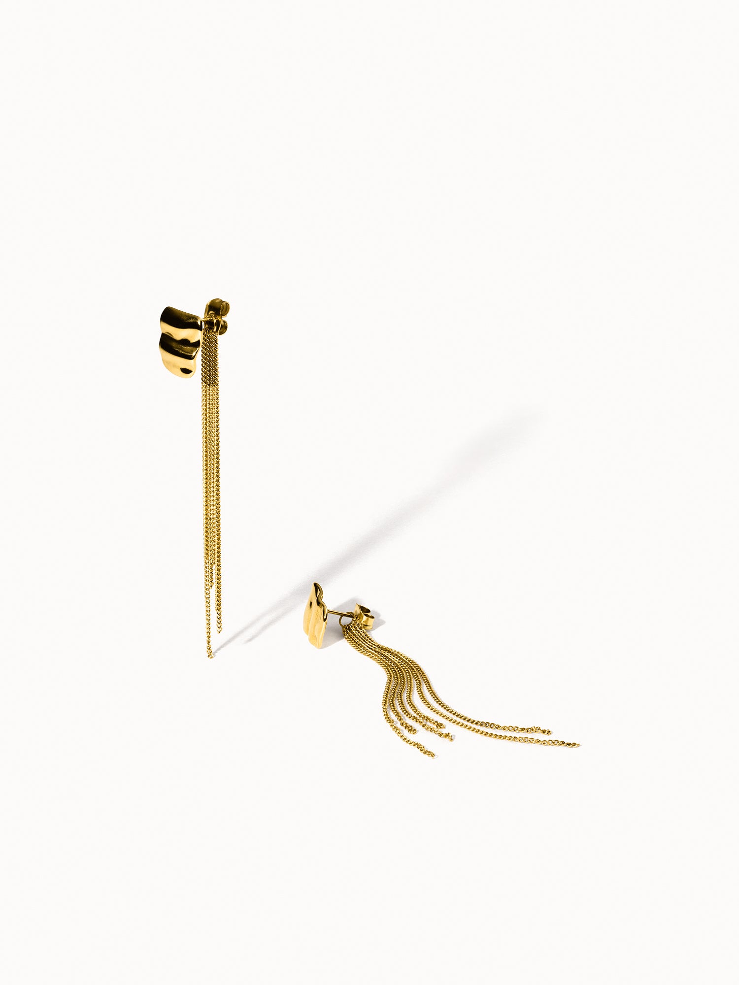 PURELEI Allure Ohrringe aus goldfarbenem Edelstahl mit filigranen Kettensträngen, elegant und leicht beweglich.