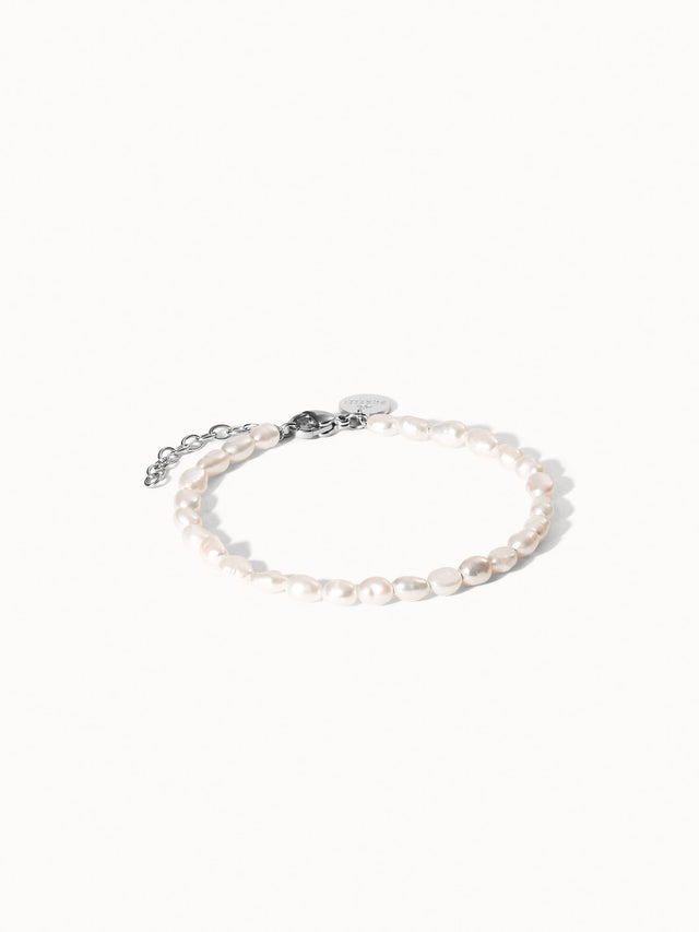 Pearlfection Perlenarmband aus nickelfreiem Silber mit zarten Süßwasserperlen auf hellem Hintergrund, pur und elegant