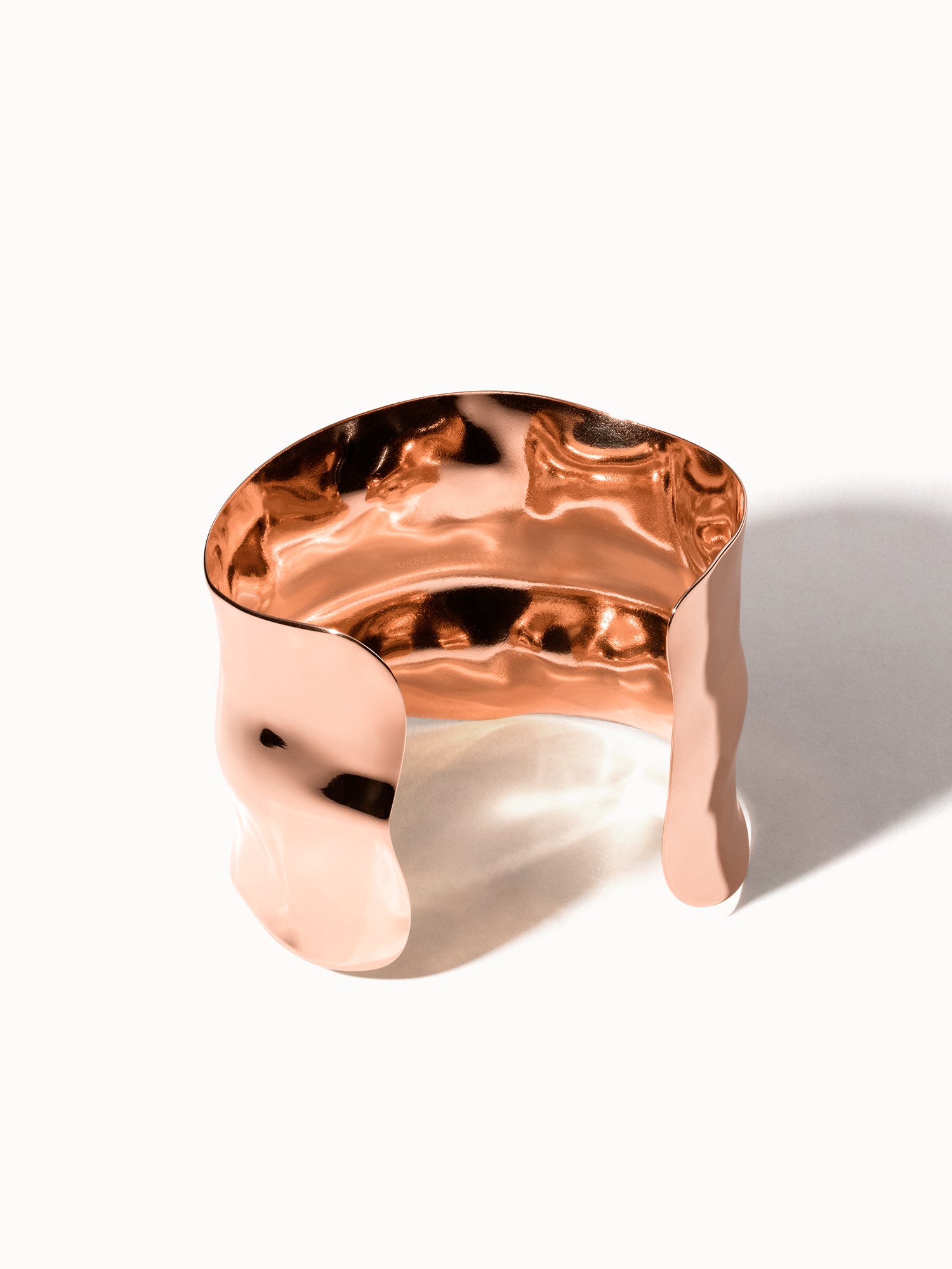 Roségoldenes, gewelltes Armband von PURELEI mit elegantem, fließendem Design.