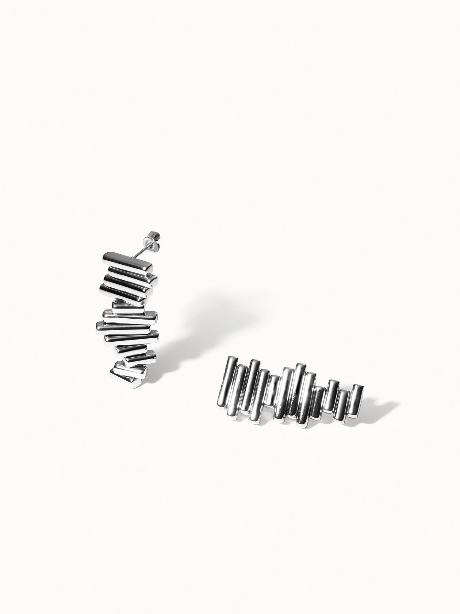 Silberne, moderne Ohrringe mit geometrischem Design von PURELEI, elegant und zeitlos.