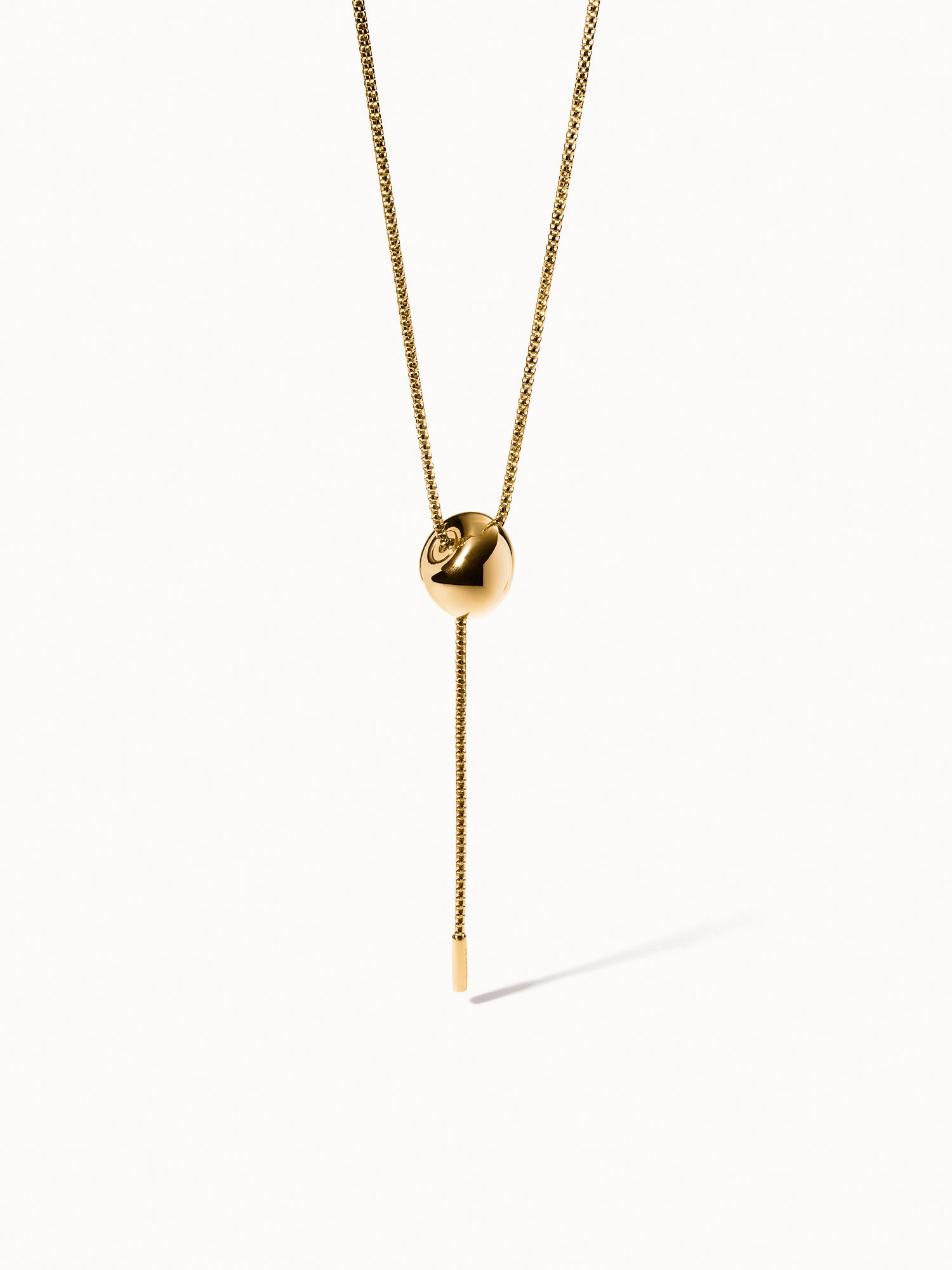Goldene PURELEI Kette mit rundem Anhänger, elegant und modern, in minimalistischer Ästhetik.