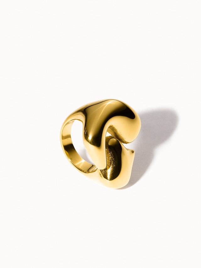 Goldener Ring mit fließendem Design von PURELEI, elegant und modern.