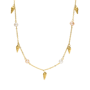 PURELEI Akala Kette aus vergoldetem Edelstahl mit Muschel-Anhängern und echten Perlen, elegant und feminin.