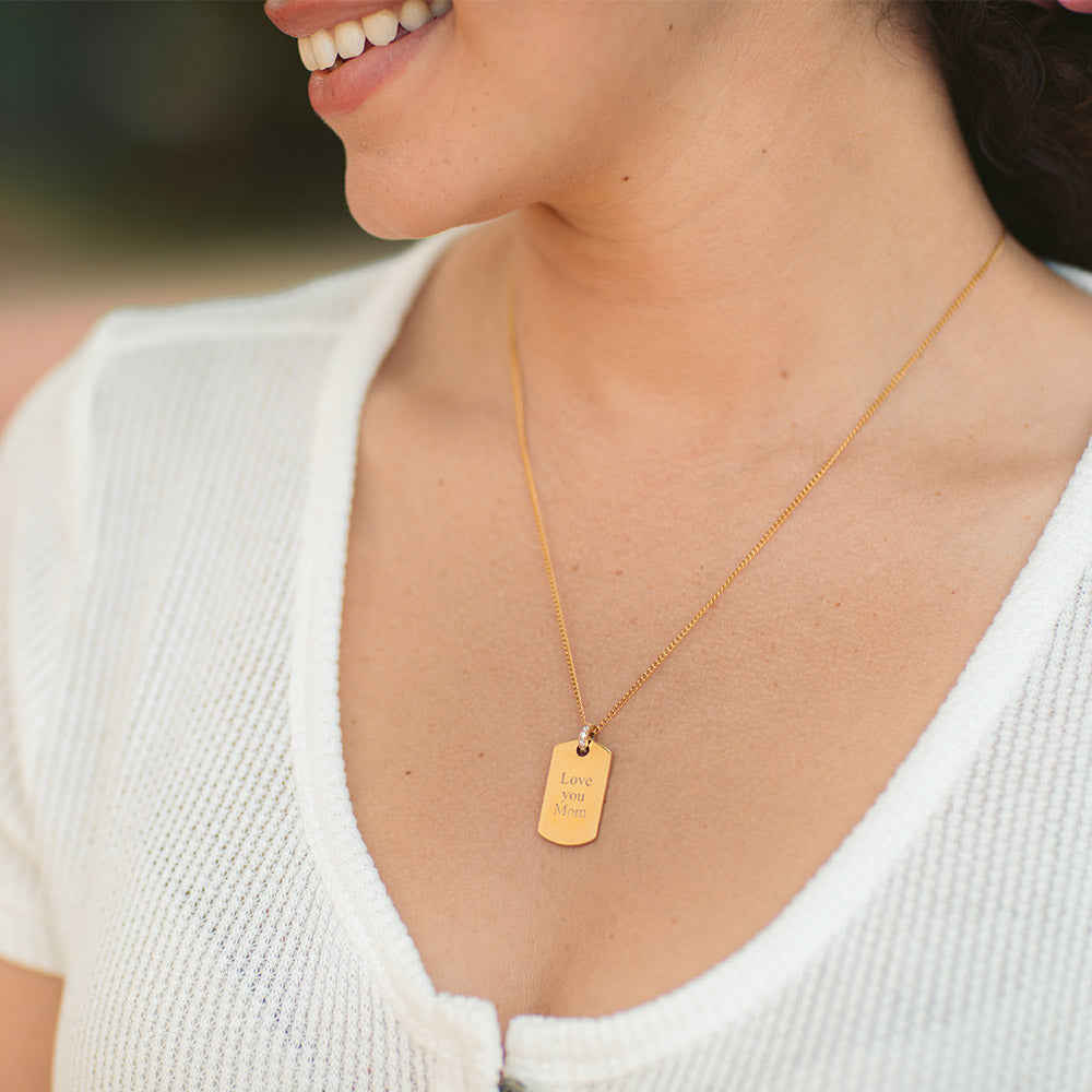 PURELEI Plate Charm Kette aus 18K Gold Edelstahl, zart graviert, elegant getragen, feminine Leichtigkeit und Island-Spirit.