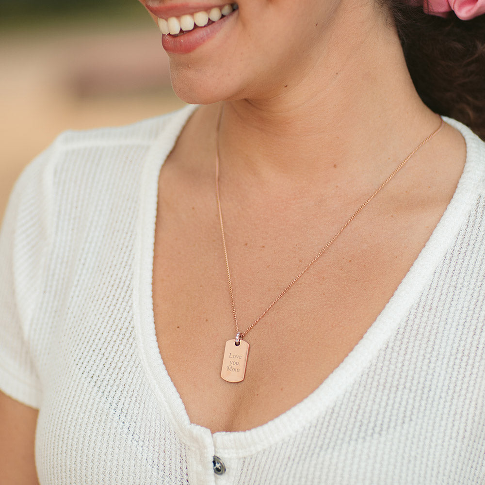 PURELEI Plate Charm Kette in Roségold, nickelfrei, zart gravierter Anhänger, elegant und weiblich getragen.