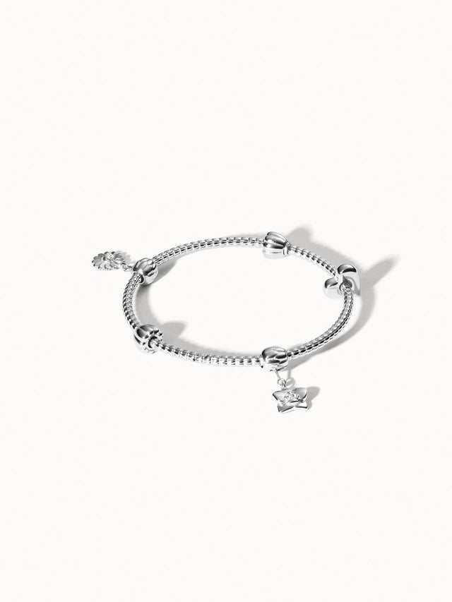 Silberner Lei Charm Armreif von PURELEI mit zwei Stopper-Charms, filigranes Pikake-Blütendesign, elegant und feminin.