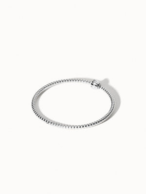 Lei Charm Armreif aus nickelfreiem silberfarbenem Edelstahl mit detailreichem Lei-Design auf hellem Hintergrund von PURELEI