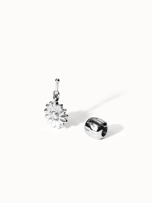 PURELEI Lei Sonnenblumen Charm aus silbernem Edelstahl mit Zirkonia, elegant und zeitlos, inspiriert von Hawaii.