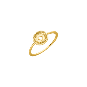 Goldener Ring mit filigranem Design und quadratischem Anhänger von PURELEI.