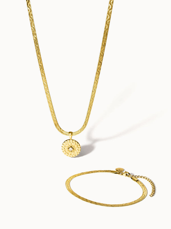 Goldene Kette und Armband von PURELEI mit filigranem Design, elegant und strahlend.