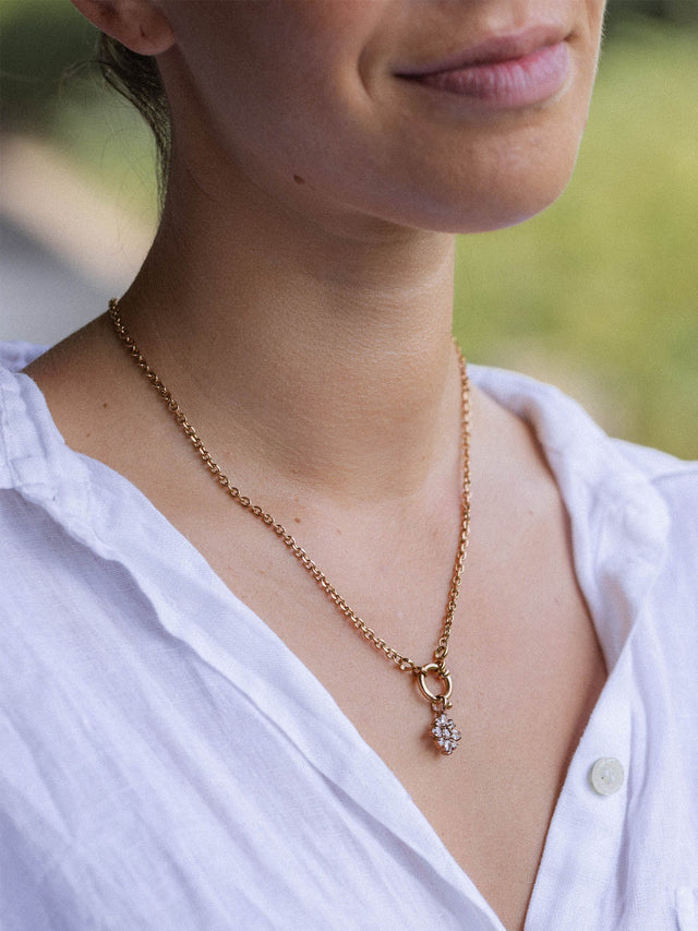 PURELEI Blossom Charm Roségold mit funkelndem Blütenanhänger an Kette, elegant und zeitlos feminin getragen