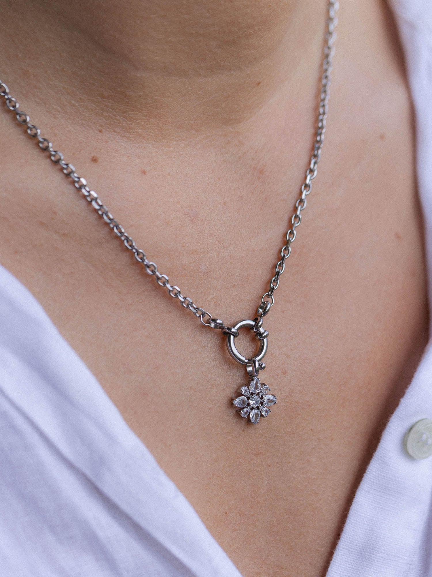 Blossom Charm Silberne Kette mit funkelndem Zirkonia-Blütenanhänger, elegant und zeitlos von PURELEI