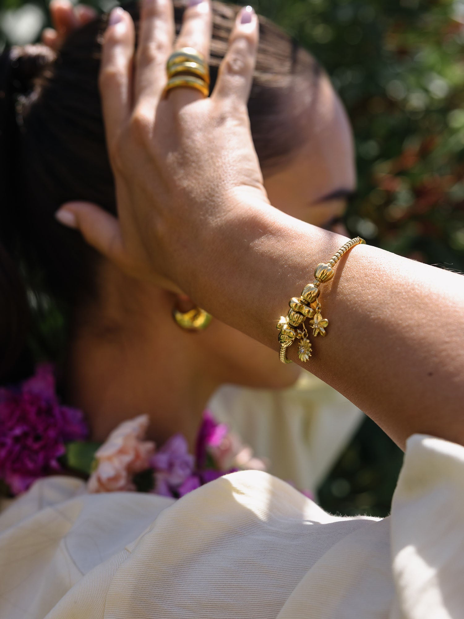 PURELEI Lei Wachsblumen Charm aus 14K Gold, filigran und vielseitig, strahlt warme Insel-Leichtigkeit aus.