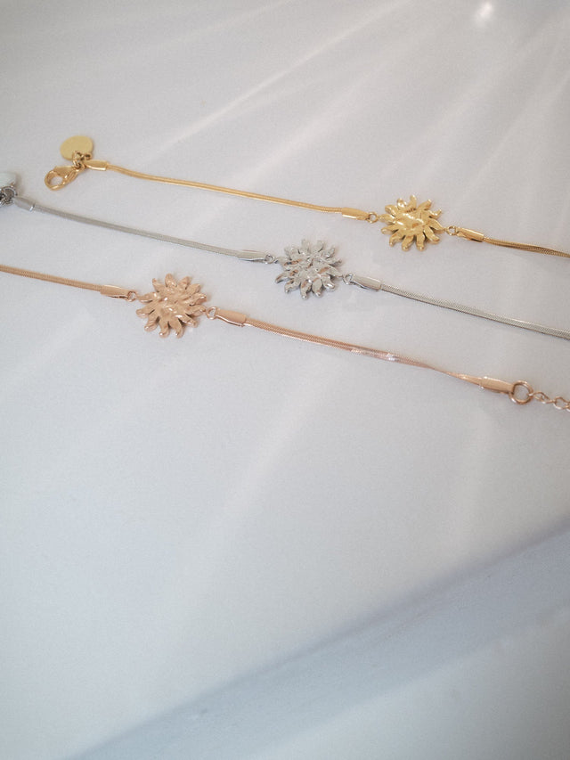 Silberne Kette mit Sonnenmotiv, elegant und feminin, von PURELEI.