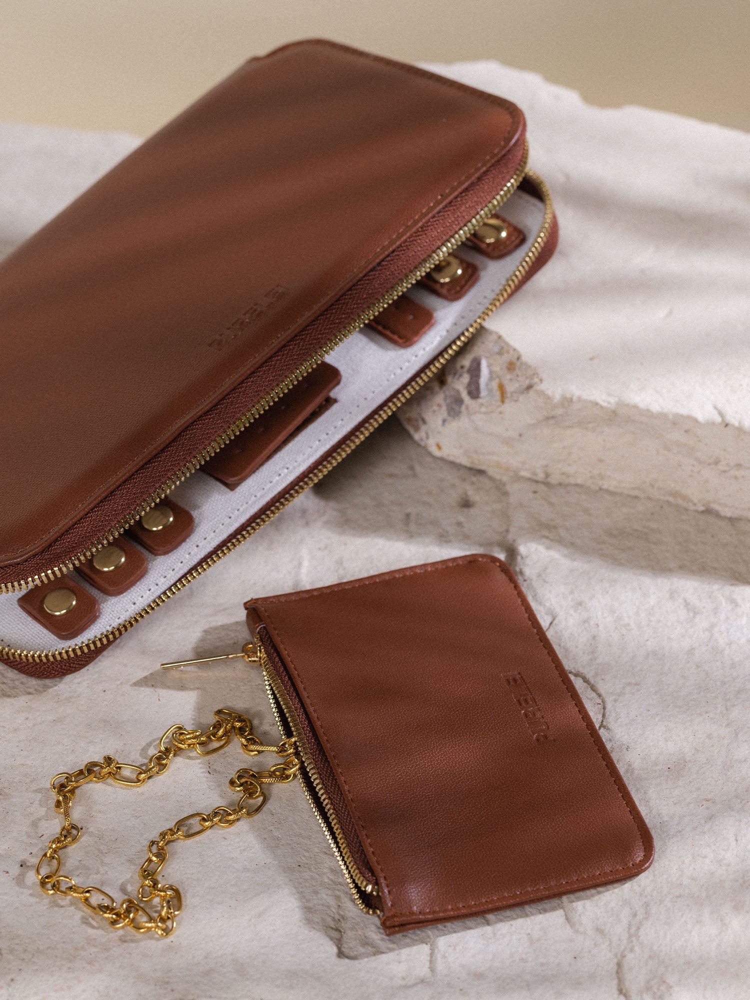 Schmuck Reiseetui braun aus PU Eco Leder von PURELEI, elegant und praktisch für sicheren Schmucktransport.