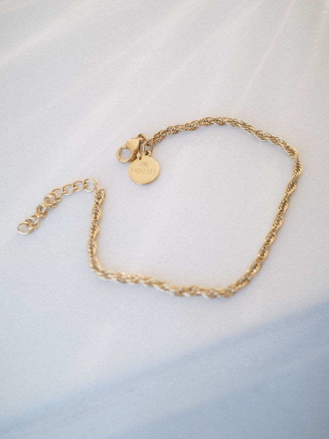 Feines goldfarbenes, gedrehtes Vintage Armband von PURELEI auf hellem Hintergrund, elegant und minimalistisch.