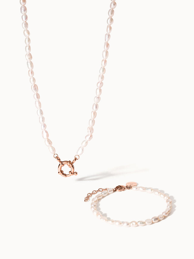 Perlenkette und Armband in Roségold mit zarten, schimmernden Perlen von PURELEI.