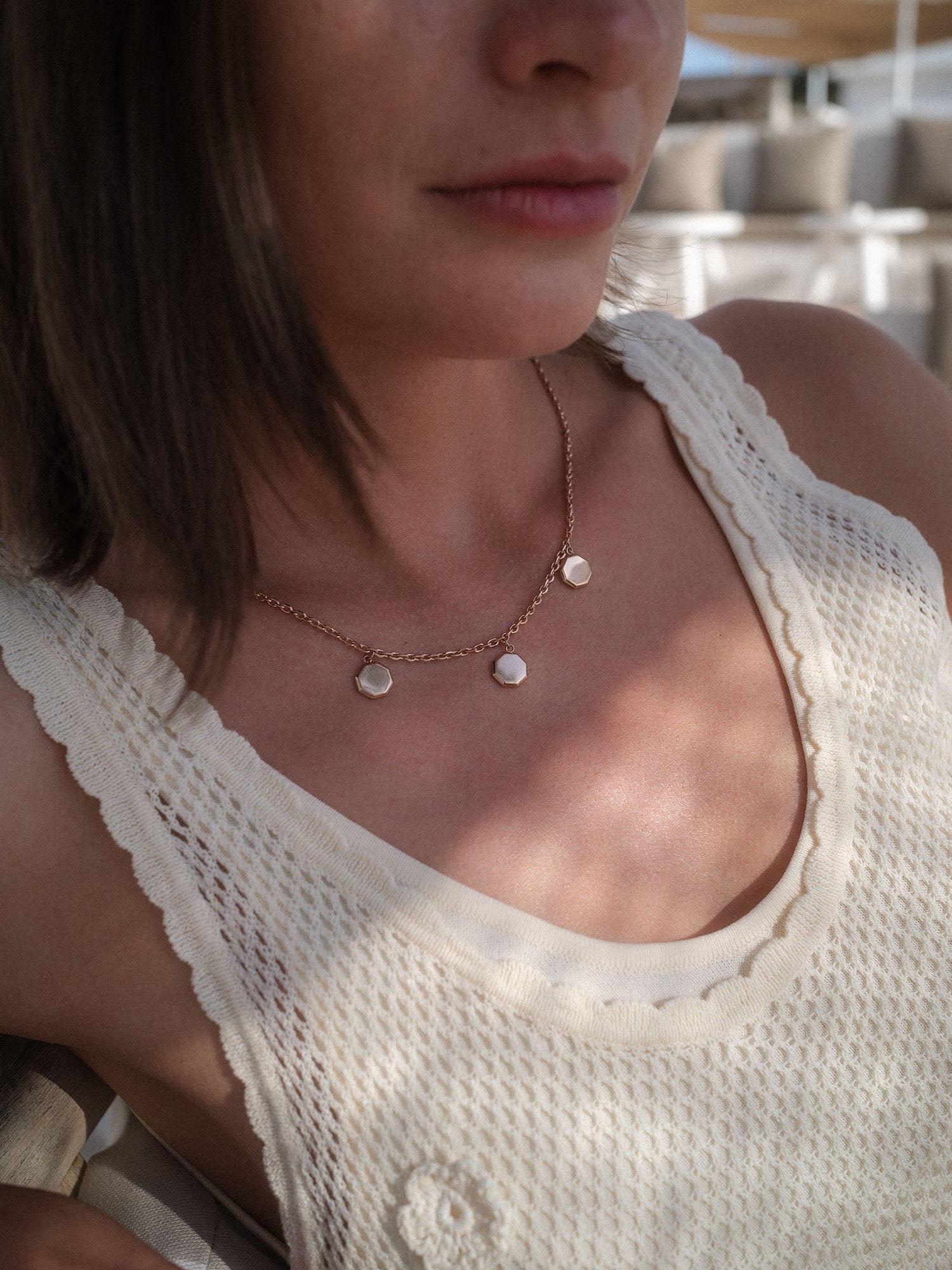 PURELEI Eternal Kette in Roségold mit drei achteckigen Anhängern, elegant und feminin getragen am Dekolleté.