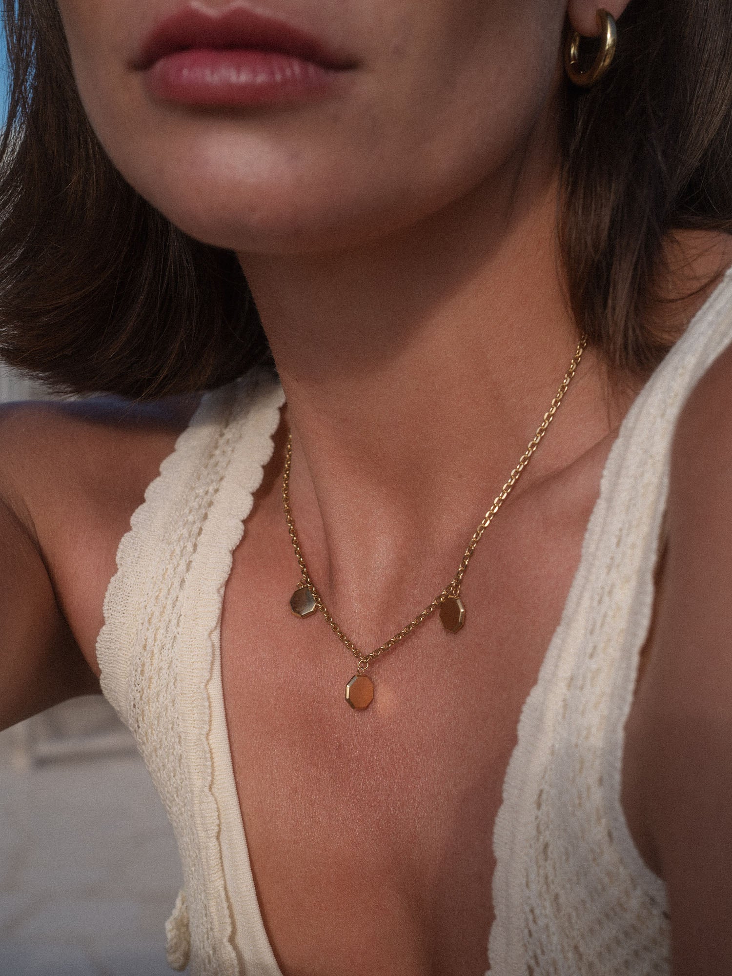 Ewige PURELEI Kette aus 14K vergoldetem Edelstahl mit gravierbaren achteckigen Anhängern, elegant am Hals getragen.