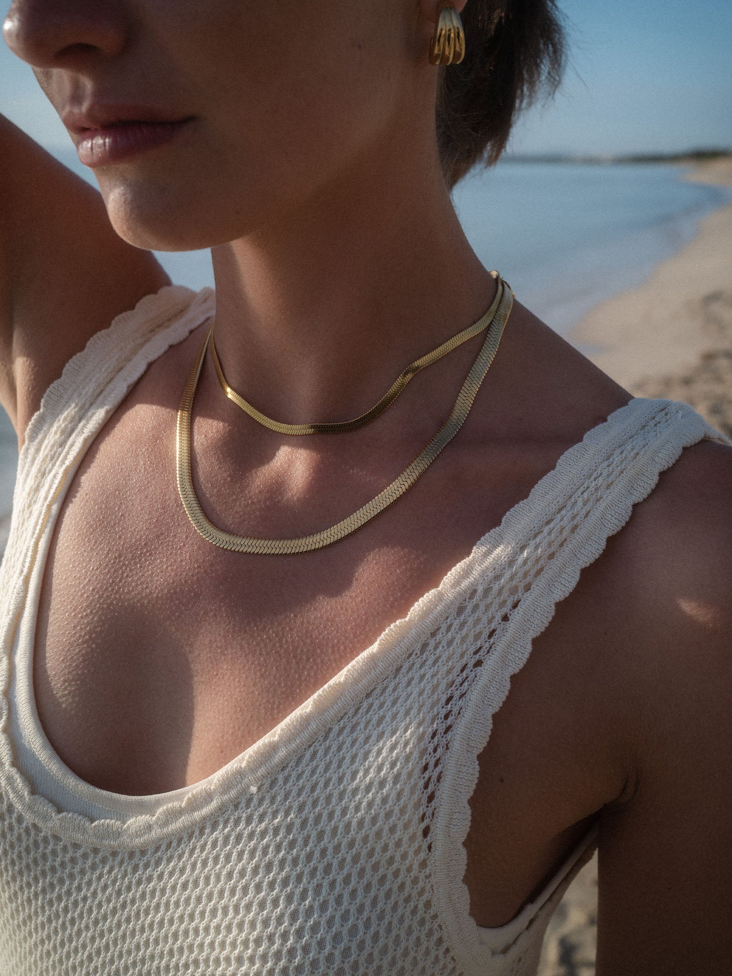 I'lalo Kette in 14K vergoldetem Edelstahl am Hals getragen, strahlt pure Eleganz und authentischen Island-Spirit aus.