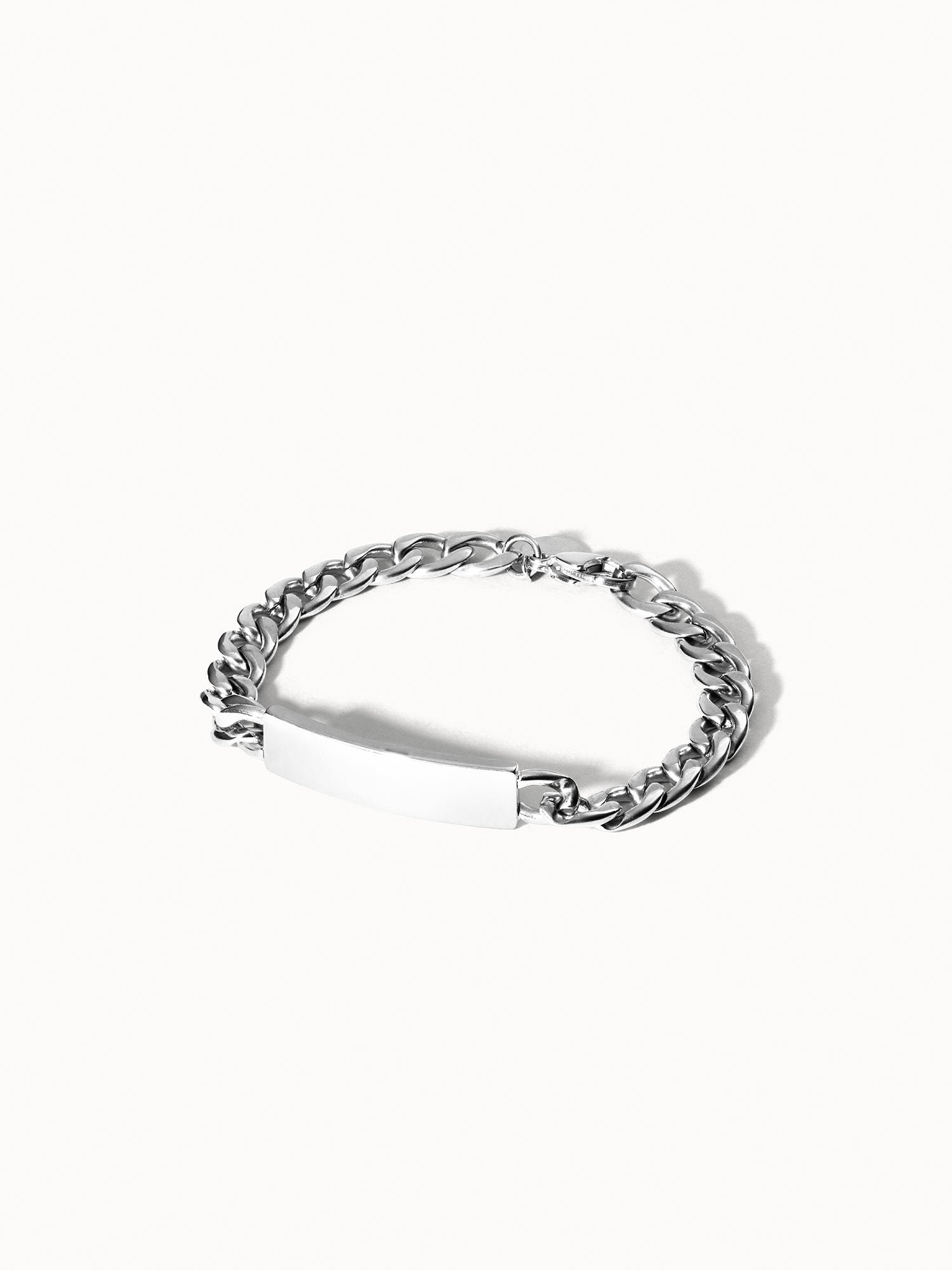 PURELEI Coco Pärchen Armband aus nickelfreiem Silber mit gravierbarem Element, klar und elegant inszeniert.