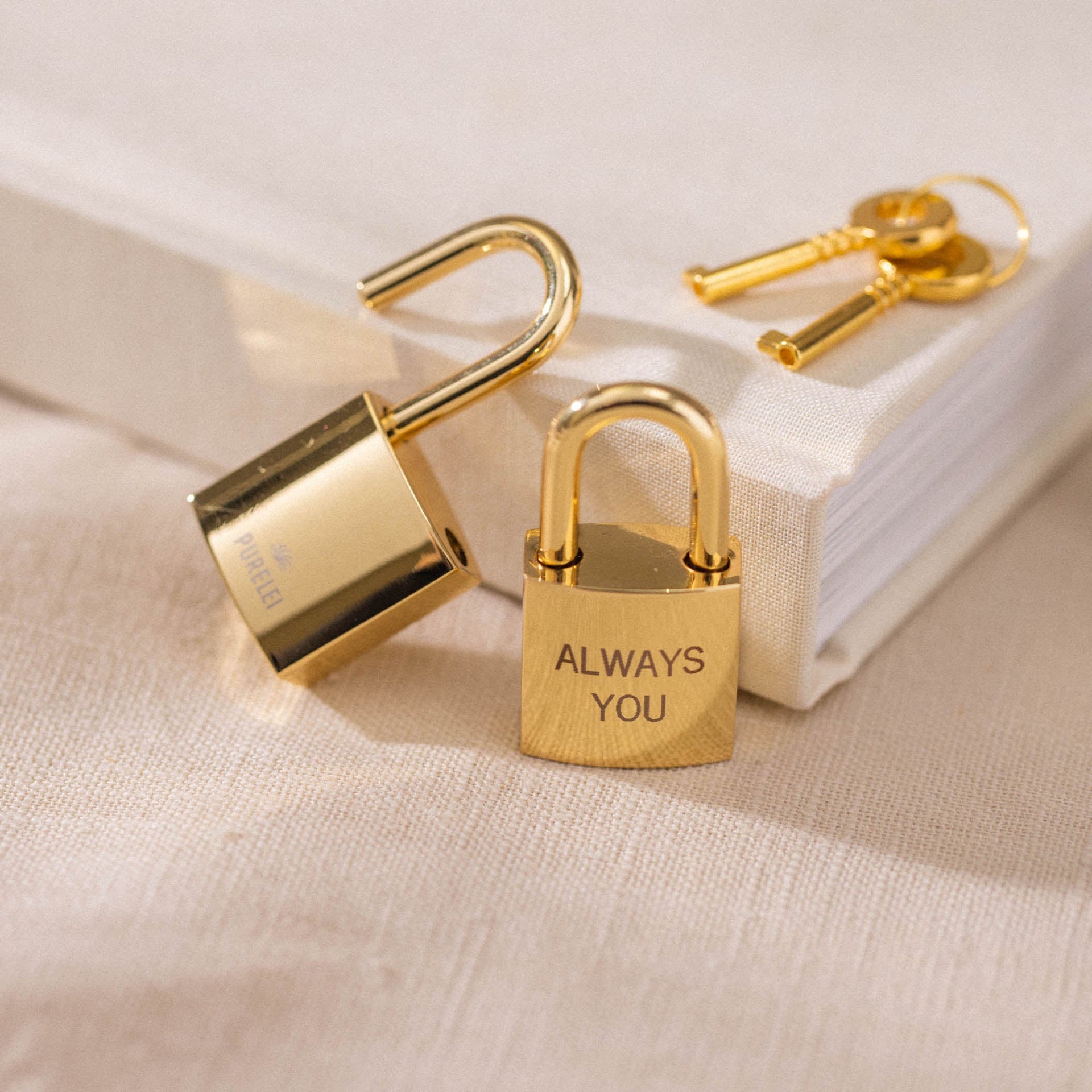 Cadenas Square Love
