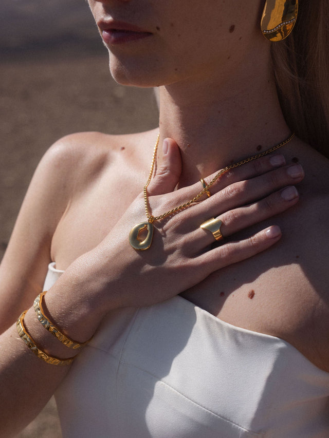 Moderner, 18K goldvergoldeter Lava Ring von PURELEI am Hand mit elegantem, natürlichem Insel-Feeling