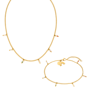 Goldene Kette und Armband mit bunten Anhängern von PURELEI, elegant und verspielt.