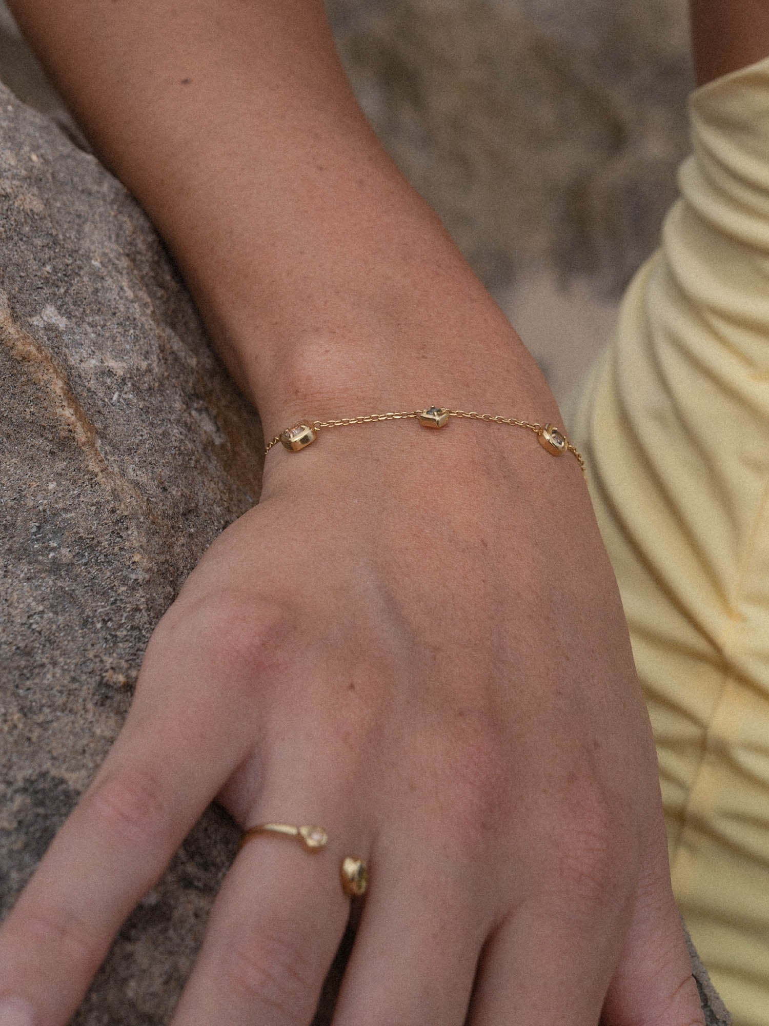 Sentir le bracelet d'or