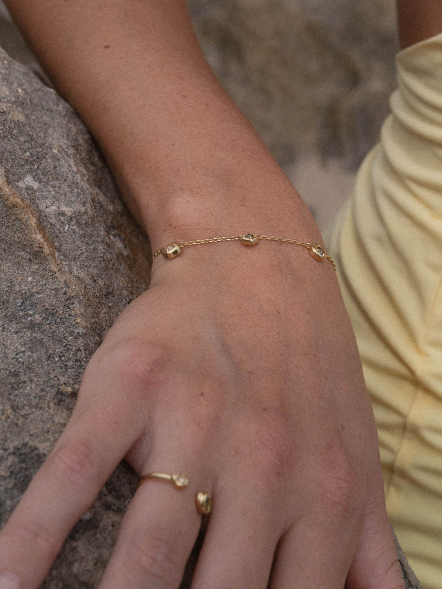 Sentir le bracelet d'or