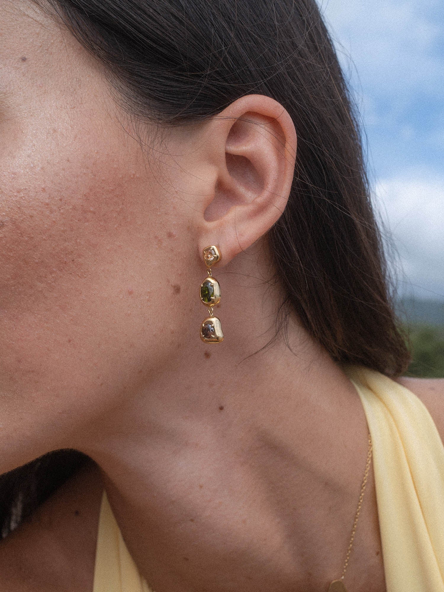 Sentir les boucles d'oreilles en or