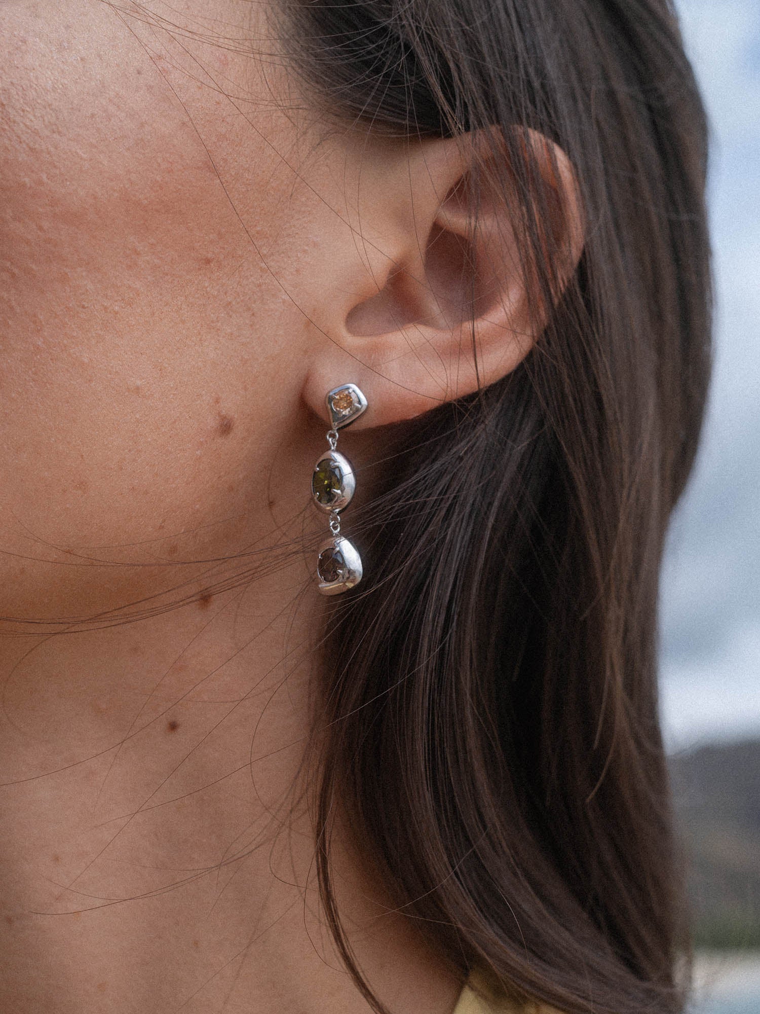 Sentir les boucles d'oreilles en or