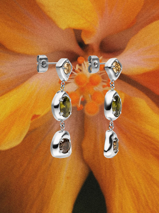 Sentir les boucles d'oreilles en or