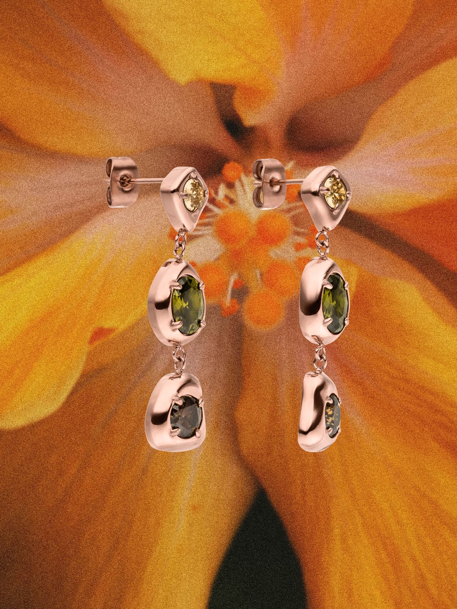 Sentir les boucles d'oreilles en or