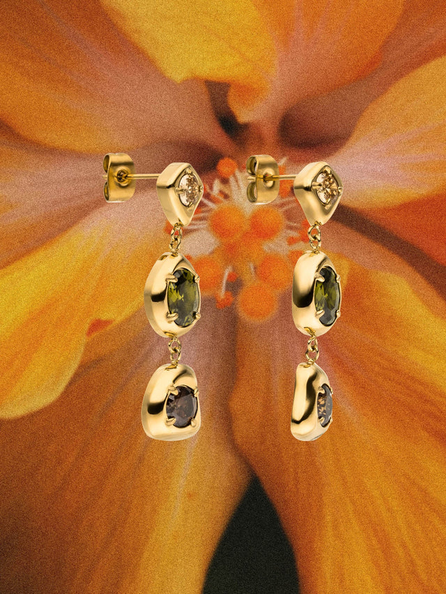 Sentir les boucles d'oreilles en or