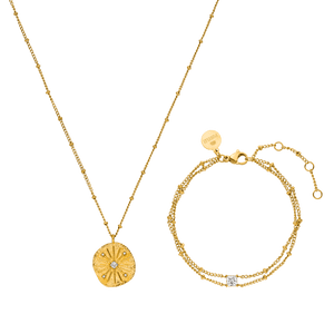 Goldene Kette mit Muschel-Anhänger und Armband, beide von PURELEI, elegant und feminin.