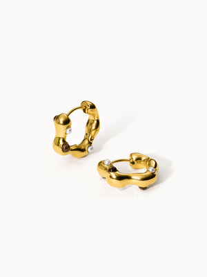Goldene Creolen mit organischer Form und Perlen, inspiriert von PURELEI.