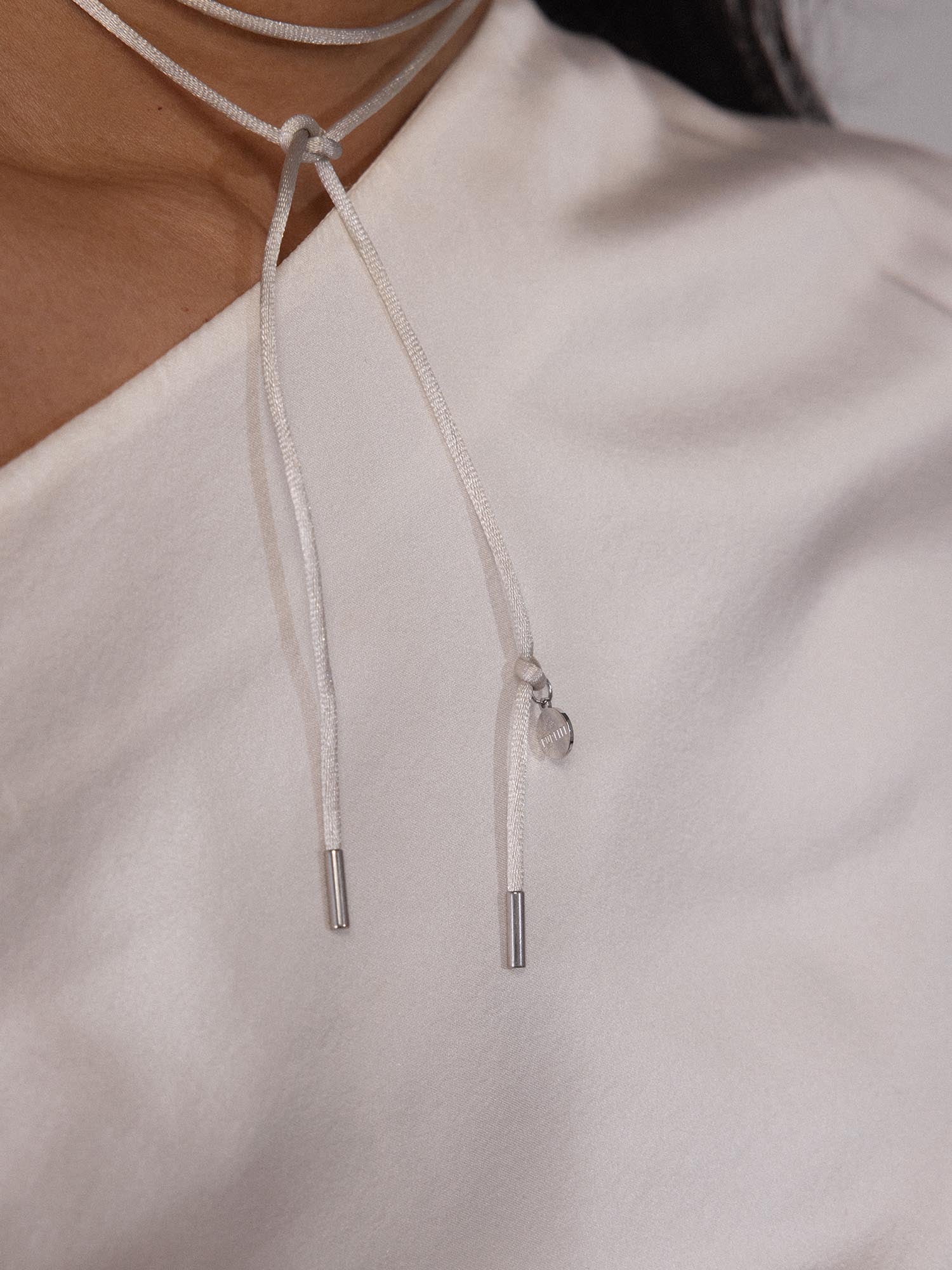Collier Gray Satin