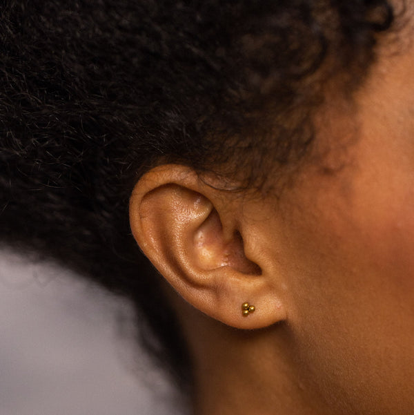 Kleine, roségoldene Ohrringe mit Kugeldesign von PURELEI, elegant und feminin.